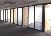 Стены стеклянного раздела офиса со шторкой жалюзи